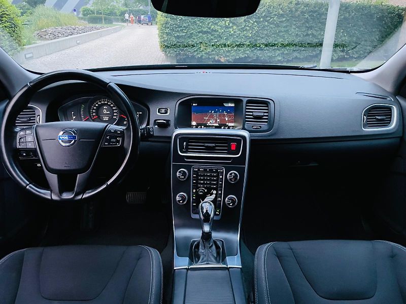 Volvo V60 2.0D3 5V AUT VÝHŘEV SERVISKA - fotka 24 z 47