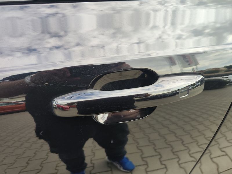 Volvo XC90 B5 2.0/173kW R-Design AT 4x4 - fotka 12 z 39