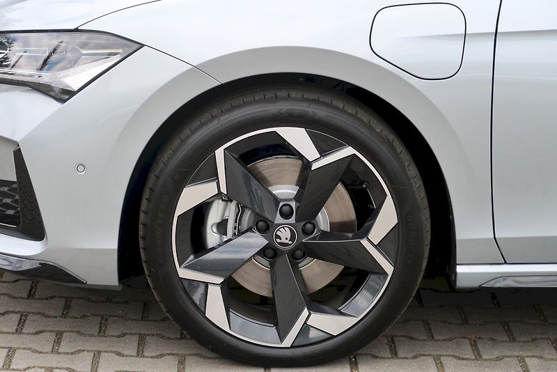 Škoda Superb (2025) Combi SportLine 1,5 TSI 150 kW - fotka 31 z 33