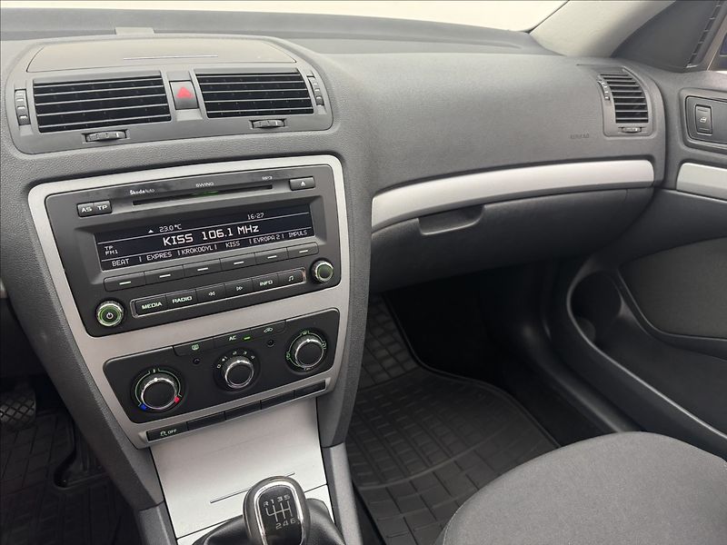 Škoda Octavia 2,0 103kW DPH 2X SADY KOL ČR - fotka 11 z 25
