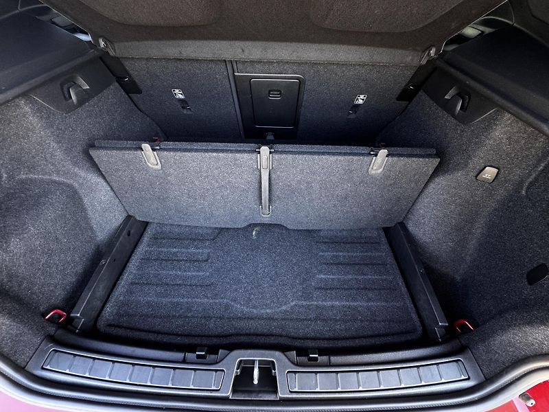 Volvo XC40 B4 FWD ULTRA DARK // 1. maj. - fotka 16 z 46