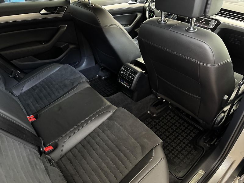 Volkswagen Passat (2017) R-line 2.0 TDI 110 KW DSG - CZ - fotka 22 z 25