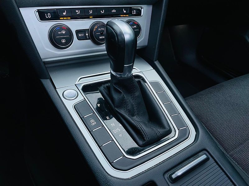 Volkswagen Passat 2.0TDI AUTOMAT VÝHŘEV SERVISKA - fotka 44 z 54