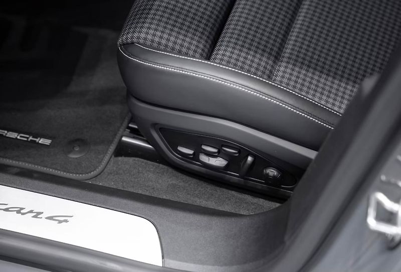 Porsche Taycan 4 Cross Turismo HuD Pano Venti - fotka 9 z 23