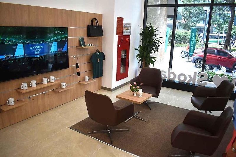 Oltářík s bůžkem uvnitř vietnamského autosalonu Škoda.