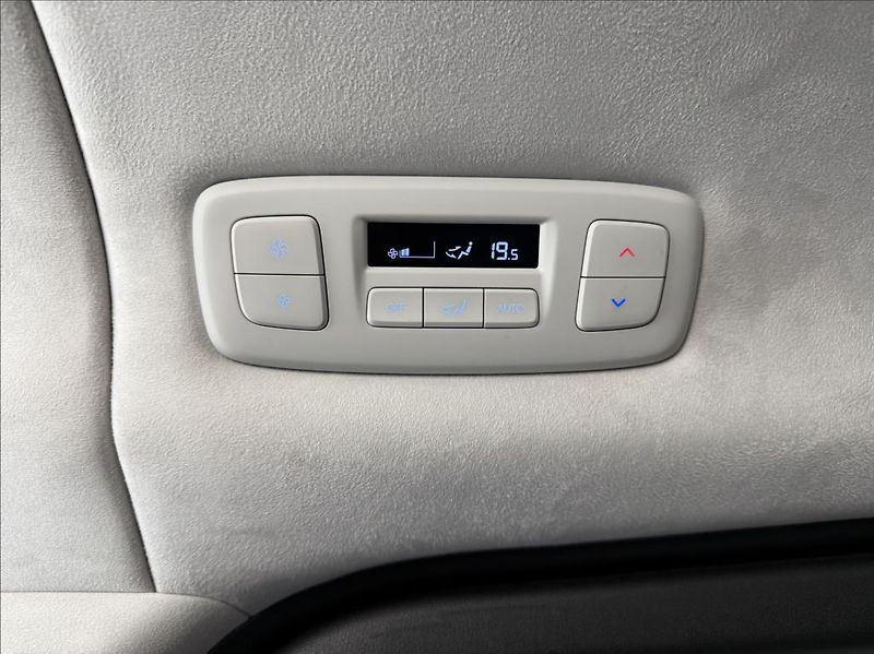 Hyundai Staria 1,6 T HEV 7M  Luxury Panorama - fotka 17 z 26