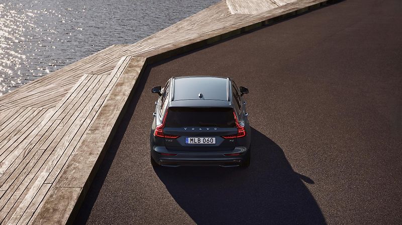 Volvo V60 (2026) B4 PLUS DARK AUT - fotka 10 z 18