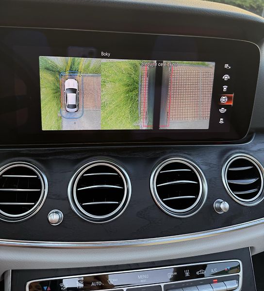 Mercedes-Benz Třídy E (2020) 4MATIC, AMG Line, původ ČR - fotka 13 z 24