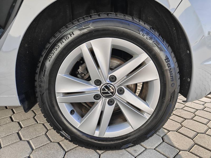 Volkswagen Golf Life 1,0TSi - fotka 19 z 21