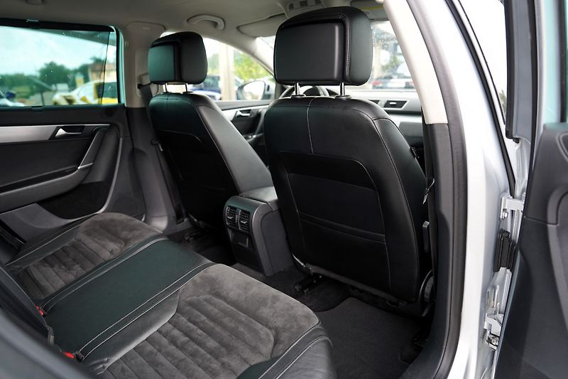 Volkswagen Passat 2.0 TDI 4Motion DSG/16Al./170P - fotka 28 z 38