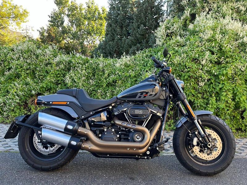 Harley-Davidson FXFBS Softail Fat Bob 114cui (2022) AKČNÍ CENA - fotka 3 z 14