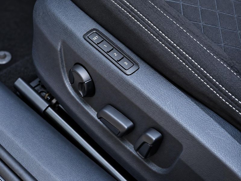 Škoda Superb 2,0 TDI DSG 110kW Style Navi - fotka 22 z 47