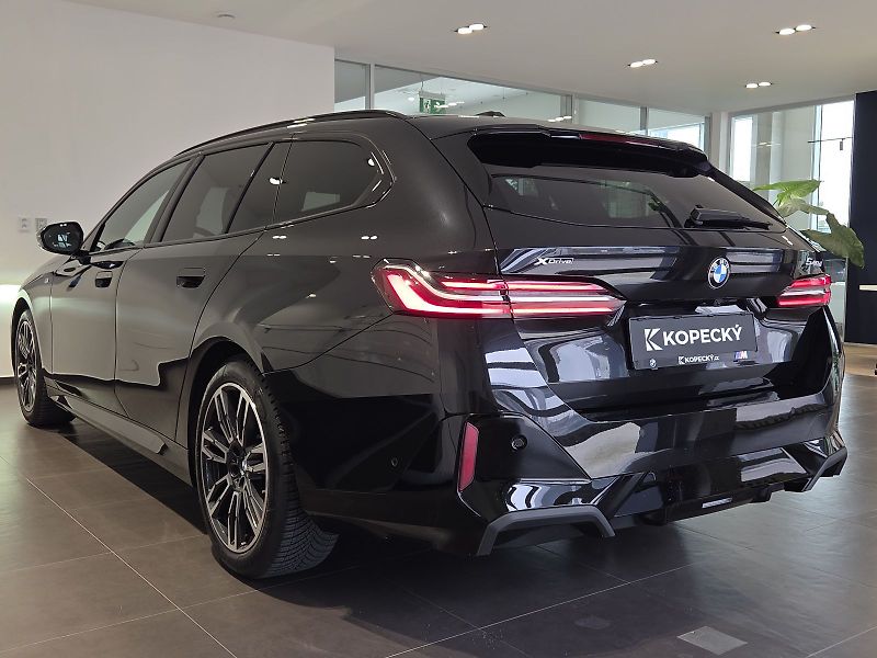 BMW Řada 5 (2024) 540d xDrive Touring M Sport - fotka 4 z 15