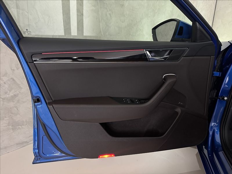 Škoda Superb 1,4 TSi  DSG iV L&K LED Assist - fotka 21 z 50