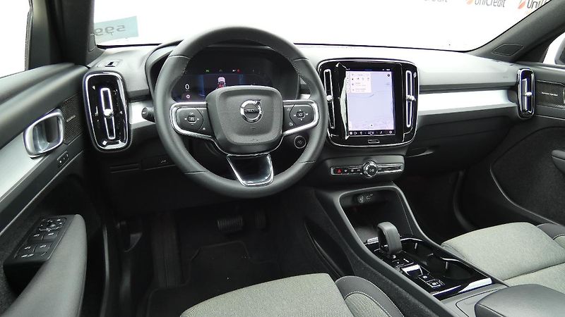 Volvo XC40 B3 PLUS DARK - fotka 5 z 23