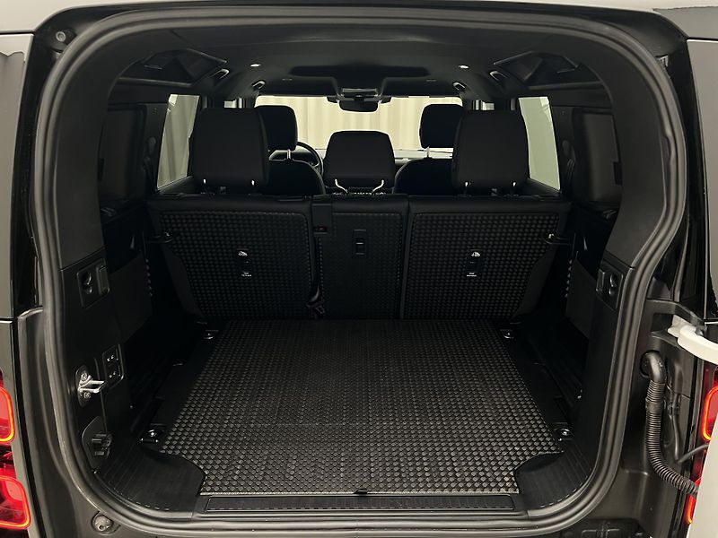 Land Rover Defender 110 D250 X-DYNAMIC SE 1. maj.  - fotka 5 z 47