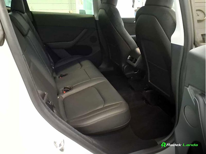 Tesla Model Y (2023) AWD Berlín, Tažné, Dual Motor - fotka 9 z 9