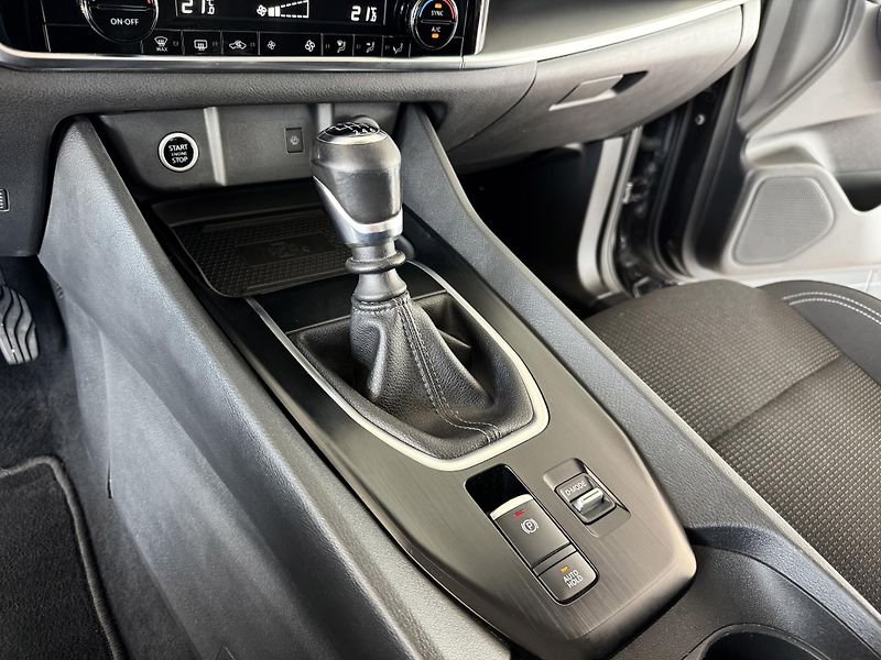 Nissan Qashqai 1,3DIG-T 140*Distronic*360kam - fotka 23 z 33
