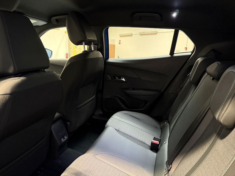 Peugeot 2008 ALLURE 1.2 PureTech 130 S&S EA - fotka 11 z 13