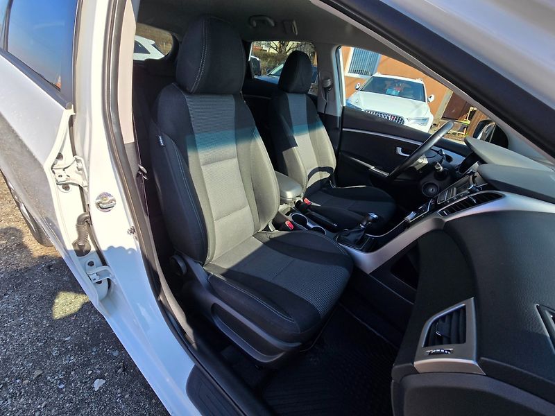 Hyundai i30 (2016) 1.6 CRDi ,nové CZ ,serviska - fotka 21 z 24