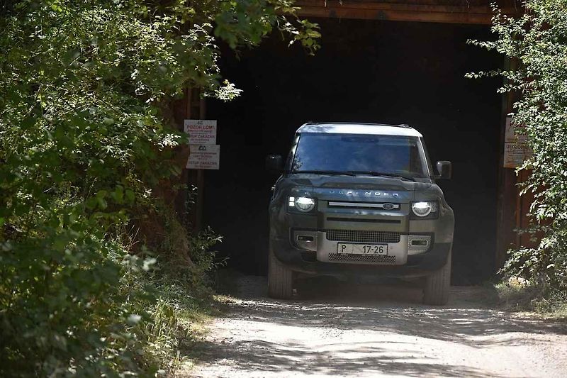 Prezentace vozu Land Rover Defender v lomu Velká Amerika