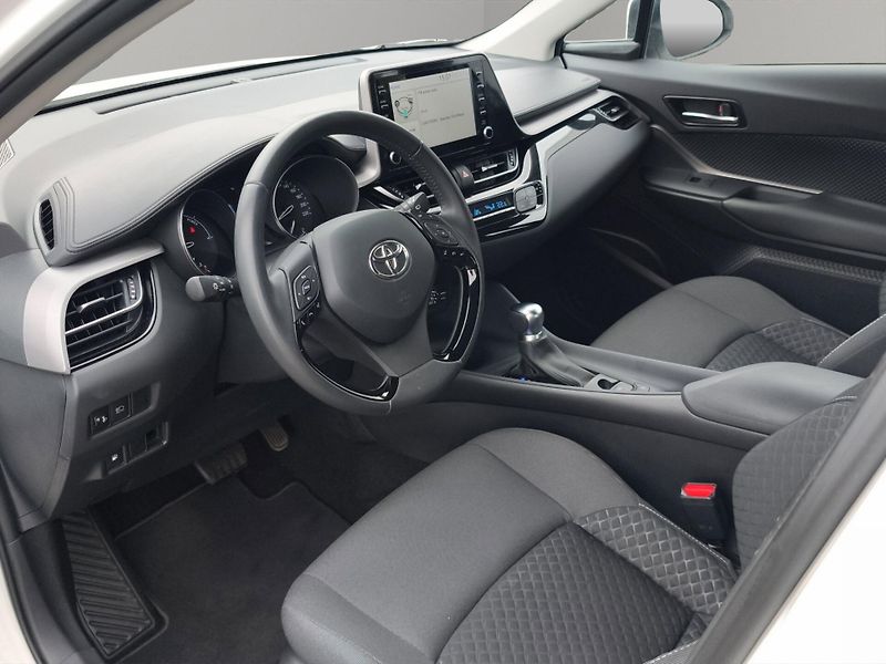 Toyota C-HR (2023) 1.8 e-CTV 72kW, ČR, 1. Maj., S - fotka 24 z 27
