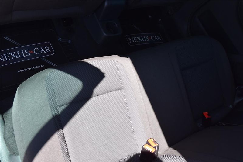 Škoda Fabia 1,6 TDI TAŽNÉ PO SERVISE ALU - fotka 19 z 46