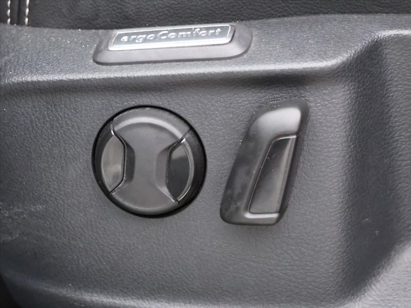 Volkswagen Passat 2,0 TDI 110kW Elegance DSG DPH - fotka 18 z 39