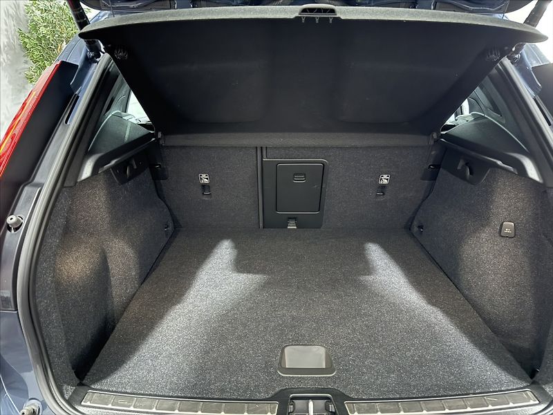 Volvo XC40 2,0   B4 AWD MOMENTUM DPH - fotka 27 z 35