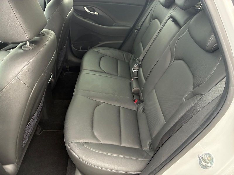 Hyundai i30 (2021) STYLE 1.5T-GDI HYBDID 118kW CZ - fotka 8 z 11
