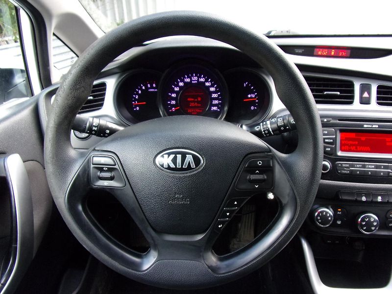 Kia Ceed 1.4 CRDi 66kW PŮVOD ČR  2xKOLA - fotka 14 z 23