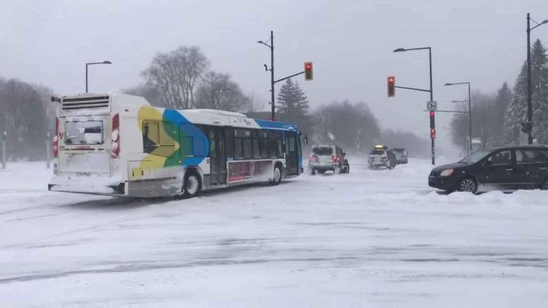 Kolektivní snaha při vyprošťování autobusu v Montrealu
