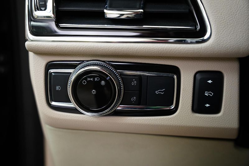 Lincoln Navigator - fotka 13 z 27