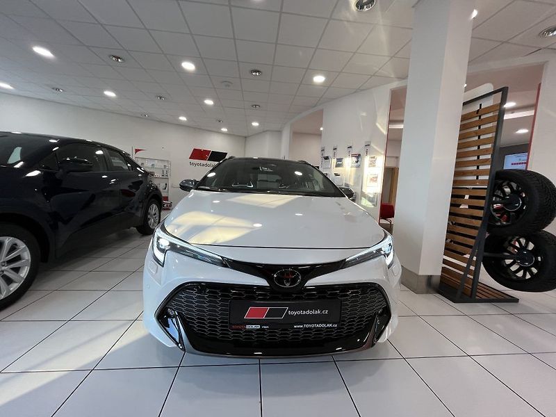 Toyota Corolla TS 2.0 Hybrid GR SPORT - fotka 2 z 28
