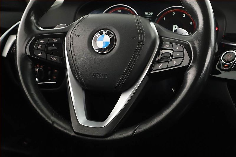 BMW Řada 5 (2017) 530d xDrive, 4X4, Automat - fotka 17 z 21