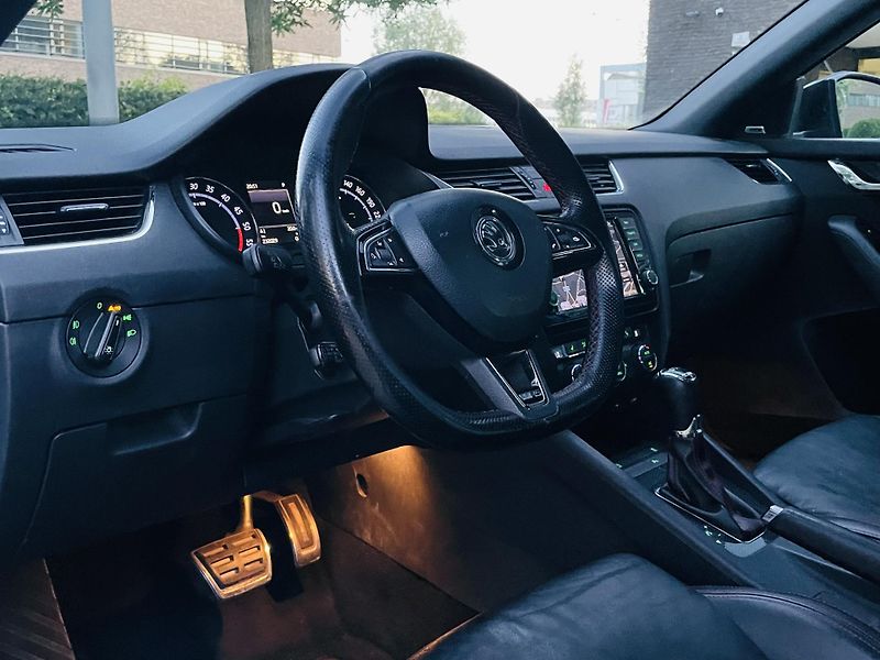 Škoda Octavia 2.0TDI VRS AUTOMAT SENZORY LED - fotka 24 z 45