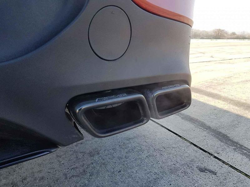 BMW potřebuje více točivého momentu, protože váží o půl tuny víc než Mercedes.