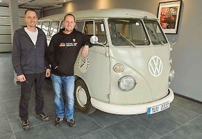 Aleš Fousek (vpravo) z Ústí nad Labem vlastní Volkswagen T1 Bus z roku 1964. Auto, které si oblíbilo hnutí Hippies. Aleš se svým bratrem Michalem (vlevo) současně provozuje autoservis v bývalé provozovně Toyoty v Solvayově ulici.