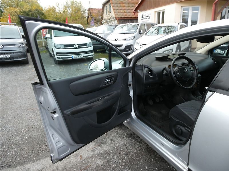 Citroën C4 1,6 i 80kW 2x kola, serviska - fotka 12 z 33