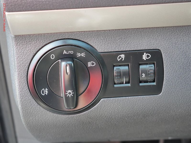 Volkswagen Touran (2008) 1.4 TSi, Xenon, AC - fotka 20 z 21