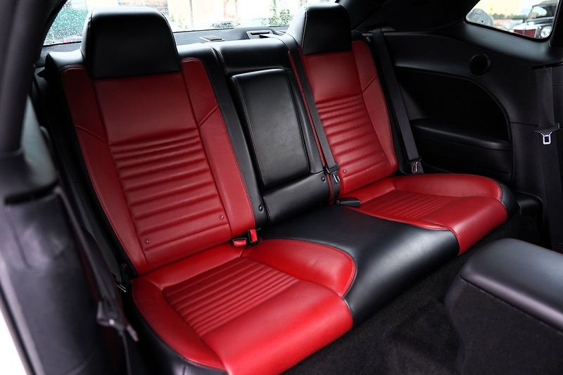 Dodge Challenger 5.7L V8 Hemi/Shaker/kůže/375 P - fotka 28 z 41