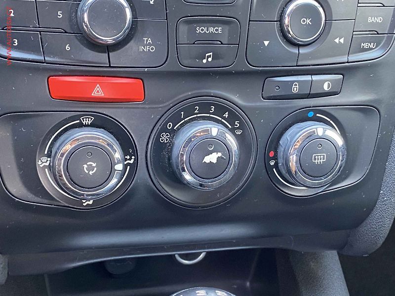 Citroën C4 (2013) 1.4 VTi, ČR, AC, tempo - fotka 14 z 16