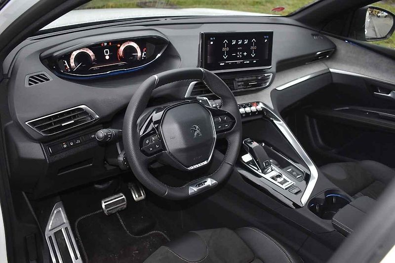 V Česku už jsou k mání nové verze vozů Peugeot 5008 a 3008