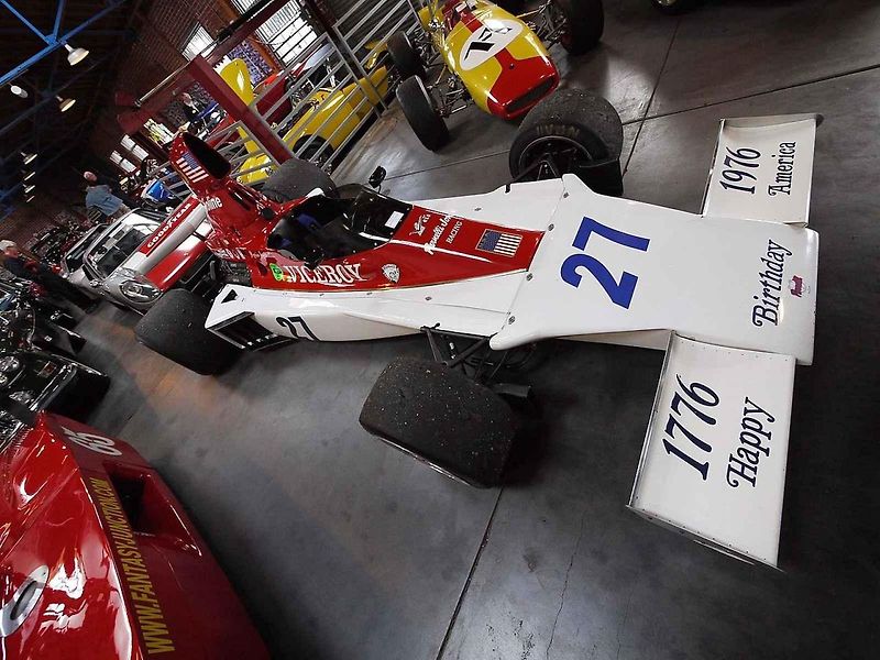 Parnelli Jones za volantem vozu Ford Mustang Boss 302.