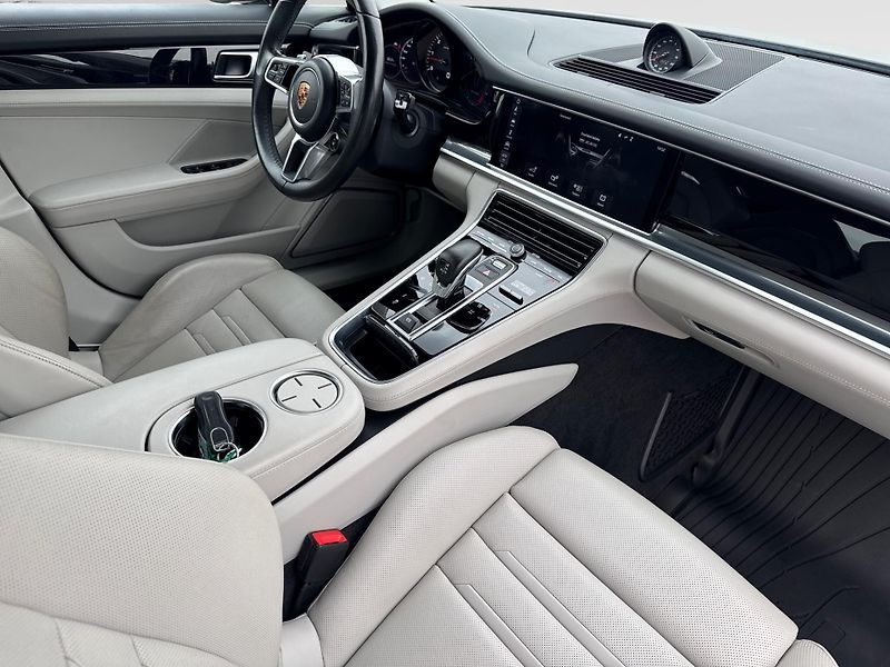 Porsche Panamera 4S - fotka 22 z 30