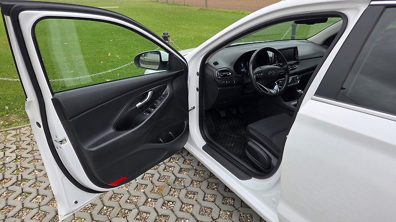 Hyundai i30 (2023) 1.5T-GDI 117 kW, Smart CZ DPH - fotka 9 z 30
