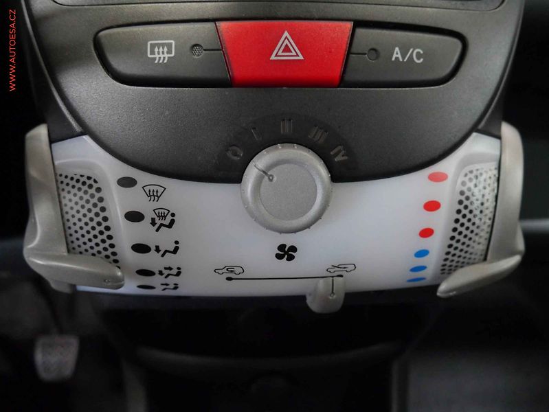 Citroën C1 (2014) 1.0i, ČR, servis.kniha, AC - fotka 13 z 14