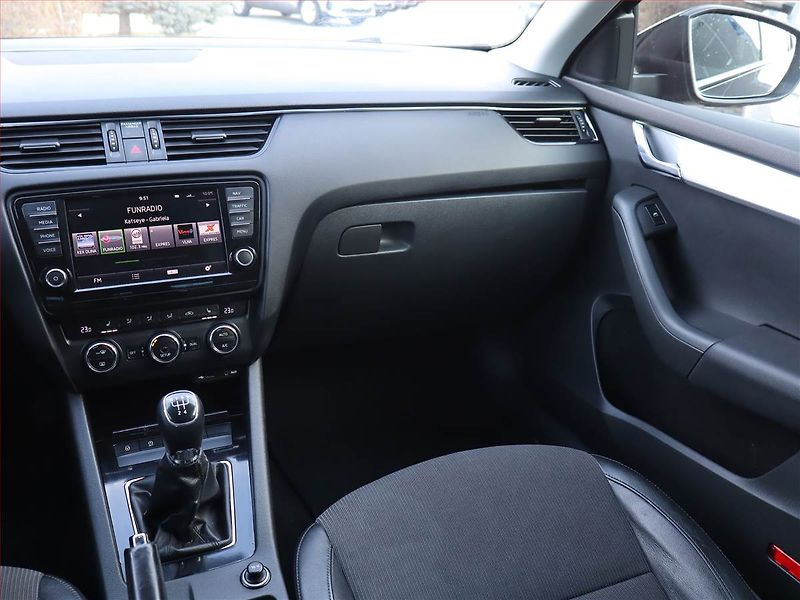 Škoda Octavia (2014) 1.6 TDI, Navi, Xenony - fotka 8 z 19