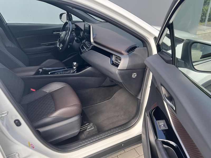 Toyota C-HR (2018) 1.8 VVT-i E-CVT - fotka 29 z 39