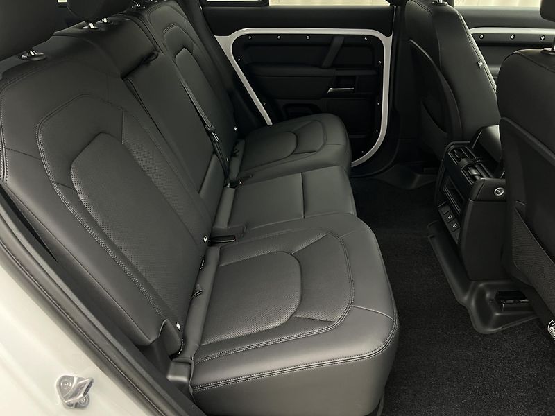 Land Rover Defender 110 D300 X-DYNAMIC SE AWD AUT  - fotka 21 z 43